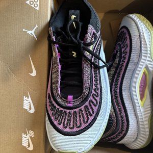 NIKE Women’s Size 9.5 Nike Cosmic Unity 3 Low Rush Fuchsia Lemon Twist